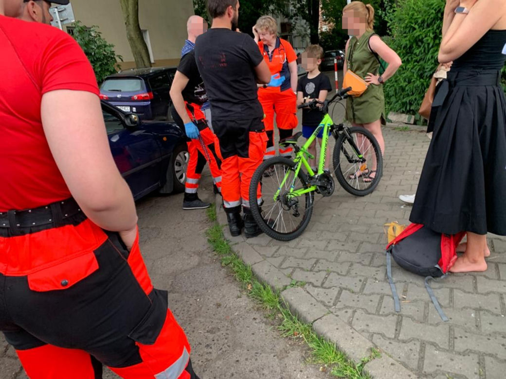 Niepełnosprawne dziecko wjechało rowerkiem pod pędzącego opla. Trafiło do szpitala