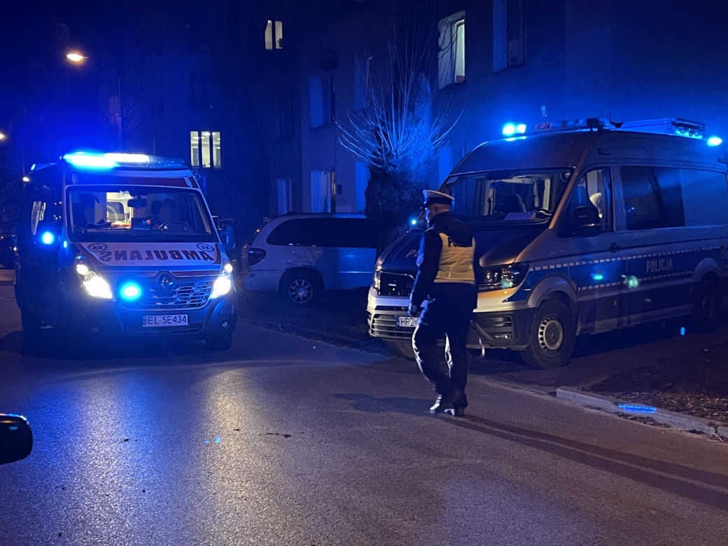 Wbili się czołowo w skodę, później uciekli. Szuka ich policja