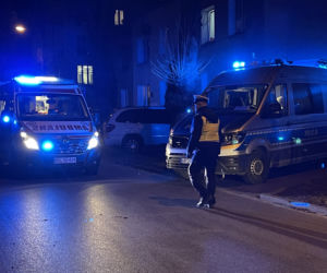 Wbili się czołowo w skodę, później uciekli. Szuka ich policja