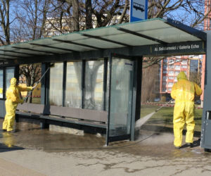 Wielkie mycie przystanków autobusowych w Kielcach