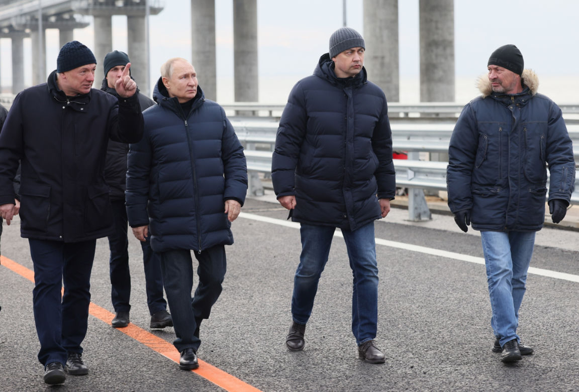 Putin wizytował most krymski? "Nie ma takich jaj, wysłał sobowtóra". Są dowody!