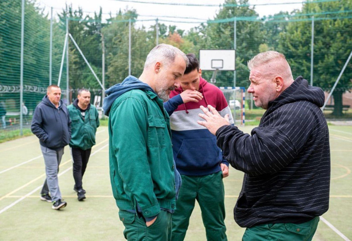"Pierwsza miłość": Współwięzień Bartka grozi jego rodzinie. Zapowiada, że zrobi to kolejny raz, jeśli Miedzianowski nie będzie współpracował