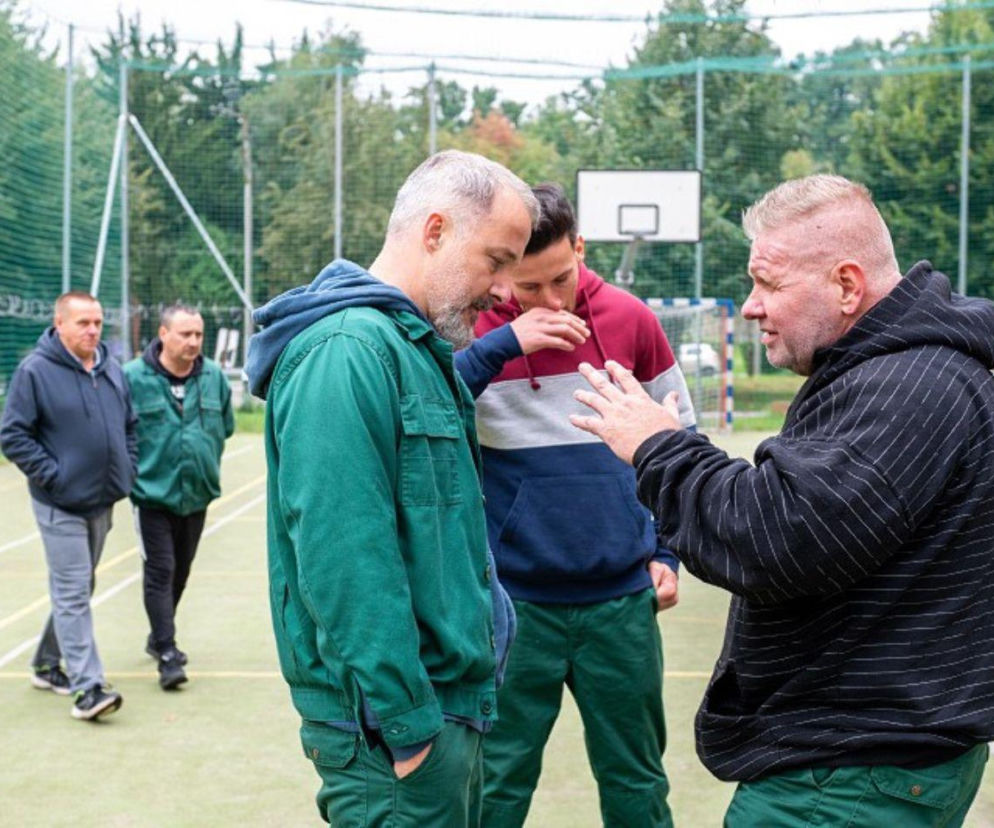 Pierwsza miłość: Współwięzień Bartka grozi jego rodzinie. Zapowiada, że zrobi to kolejny raz, jeśli Miedzianowski nie będzie współpracował