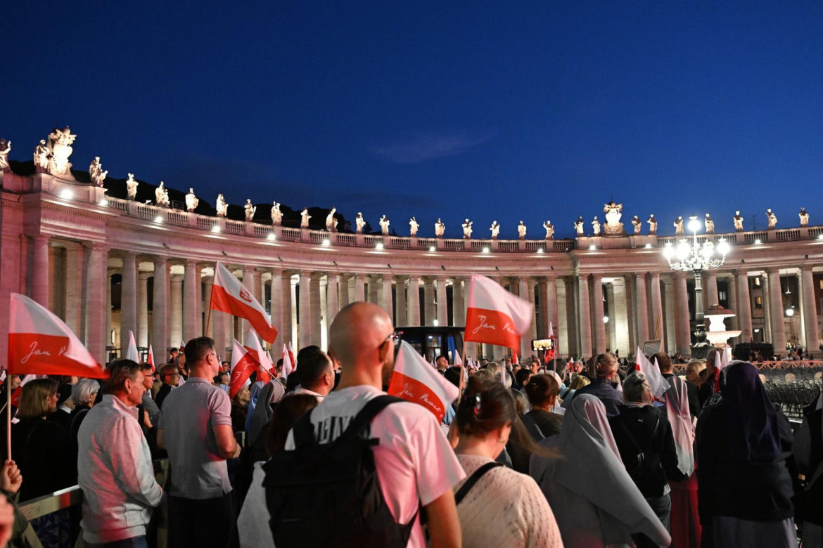 Zło dobrem zwyciężaj. Setki osób czuwały w Watykanie w rocznicę wyboru Jana Pawła II