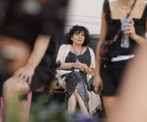 Katarzyna Grochola buszuje po planie nowego filmu