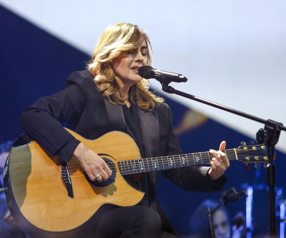 Piosenkarka Edyta Bartosiewicz śpiewa do mikrofonu i gra na gitarze. O jej nowej roli w The Voice of Poland dowiesz się na SE.