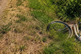 Rowerzysta miał udar i wpadł do rowu. Przez 1,5 godziny nikt się nie zatrzymał