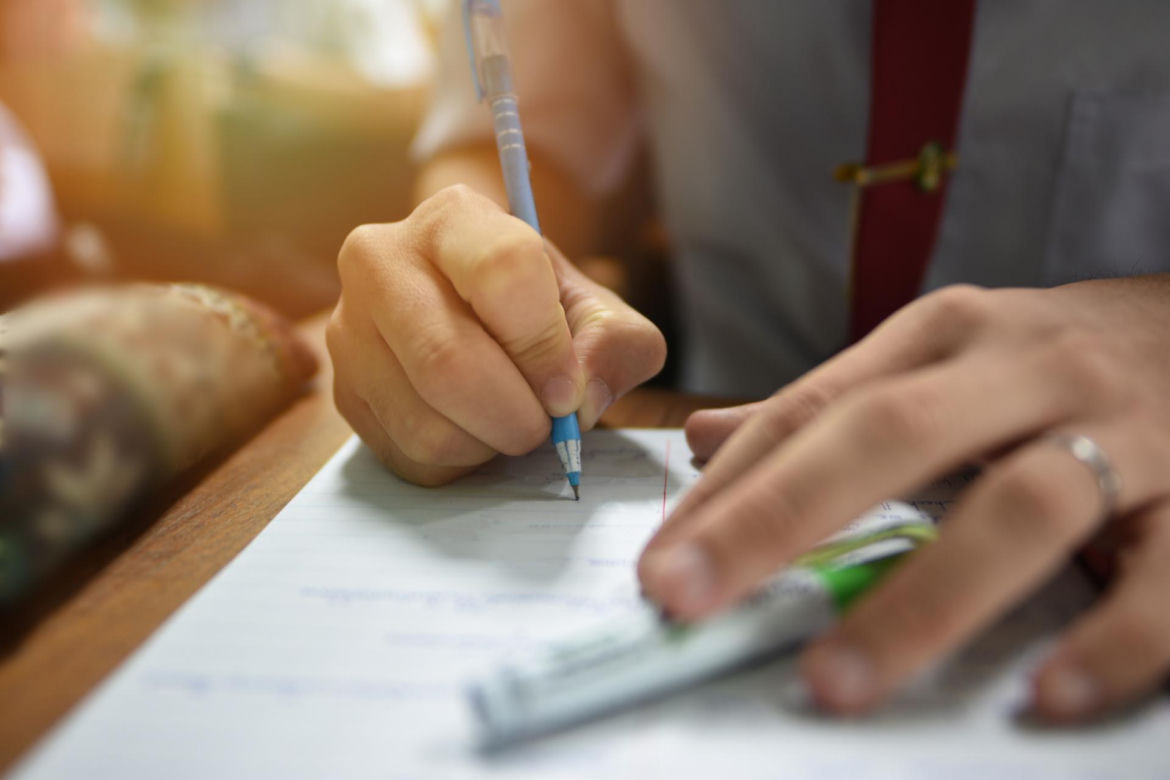 Ustanowienie pisowni łącznej nie- z imiesłowami odmiennymi 