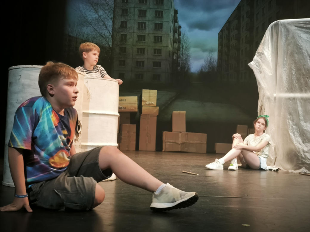 Spektakl na zakończenie warsztatów teatralnych w Teatrze Miejskim w Lesznie 