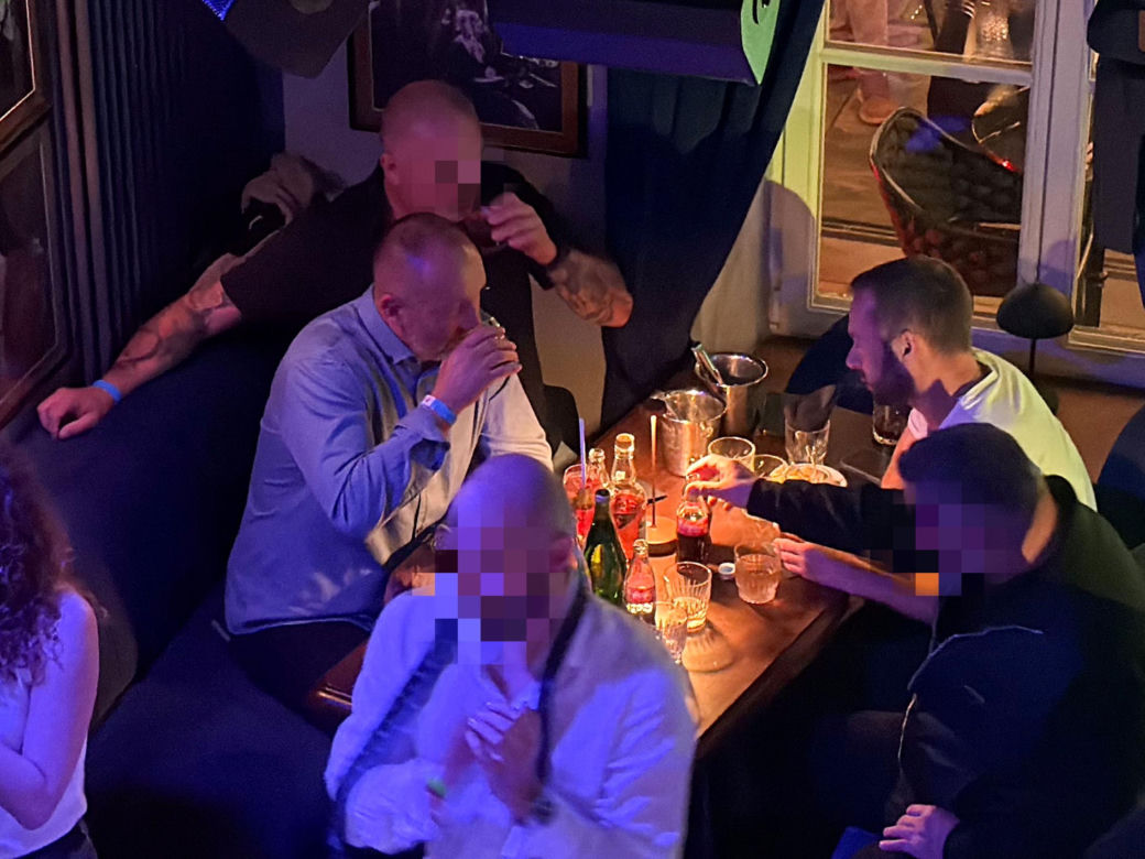 Posłowie Bartosz Romowicz i Piotr Górnikiewicz po wieczornym głosowaniu przyjechali do klubu Piano Bar