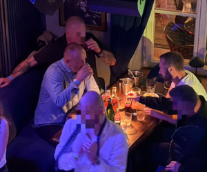 Posłowie Bartosz Romowicz i Piotr Górnikiewicz po wieczornym głosowaniu przyjechali do klubu Piano Bar