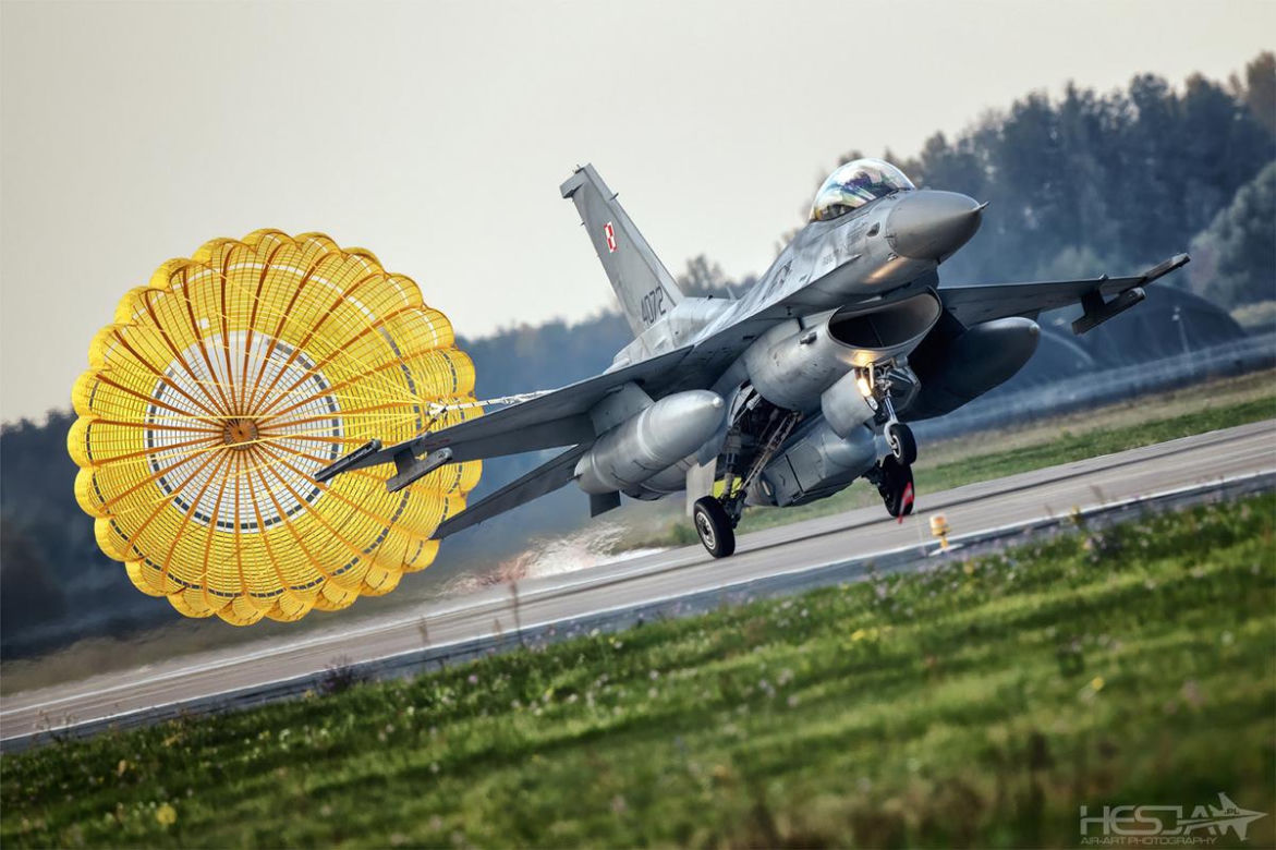 Ktoś próbował oślepić pilota F-16! Wiązka lasera trafiła w wojskowy samolot podczas lądowania