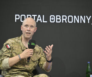 Warszawskie Targi Obronne. Scena Biała. Fire chat: Gen. Chmielewski o pasji do cyberbezpieczeństwa i i ekstremalnego biegania