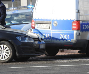 Taksówkarz bez prawka huknął w radiowóz