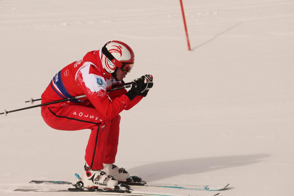 Prezydent Andrzej Duda podczas 10. edycji charytatywnych zawodów "12H Slalom Maraton Zakopane 2024" na Kasprowym Wierchu