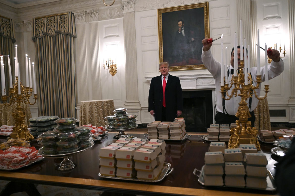  Trump przywitał gości... hamburgerami z fast foodu