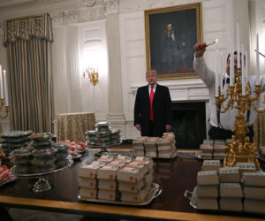  Trump przywitał gości... hamburgerami z fast foodu