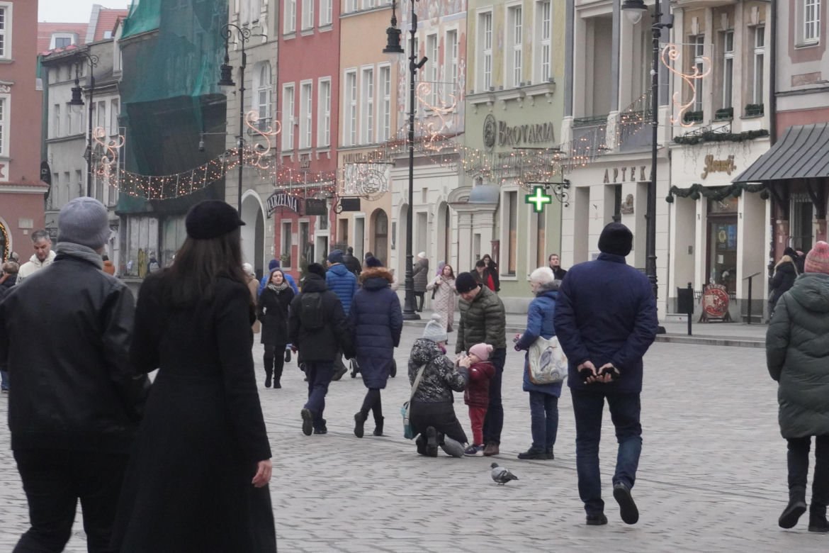 Tłumy ludzi na świątecznym spacerze na Starym Rynku w Poznaniu