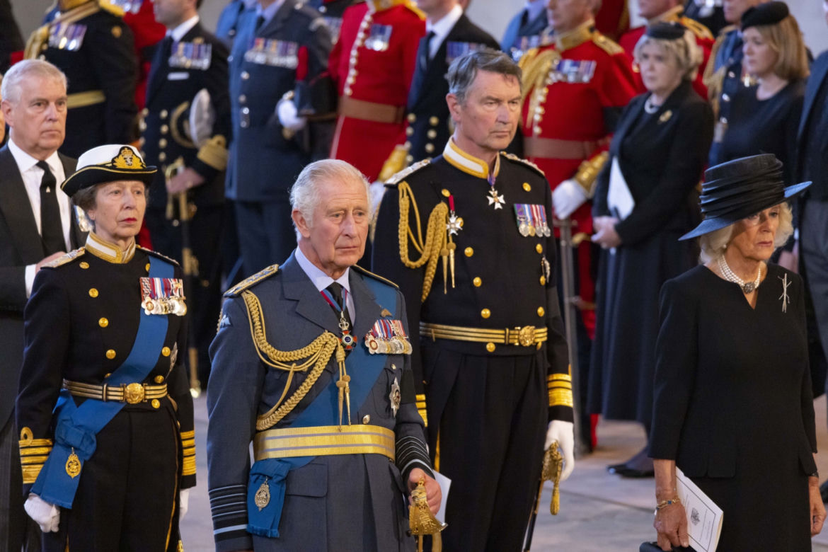 Trumna z ciałem Elżbiety II w drodze do Pałacu Westminsterskiego