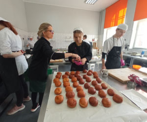 Warsztaty pieczenia pączków w grudziądzkim gastronomiku