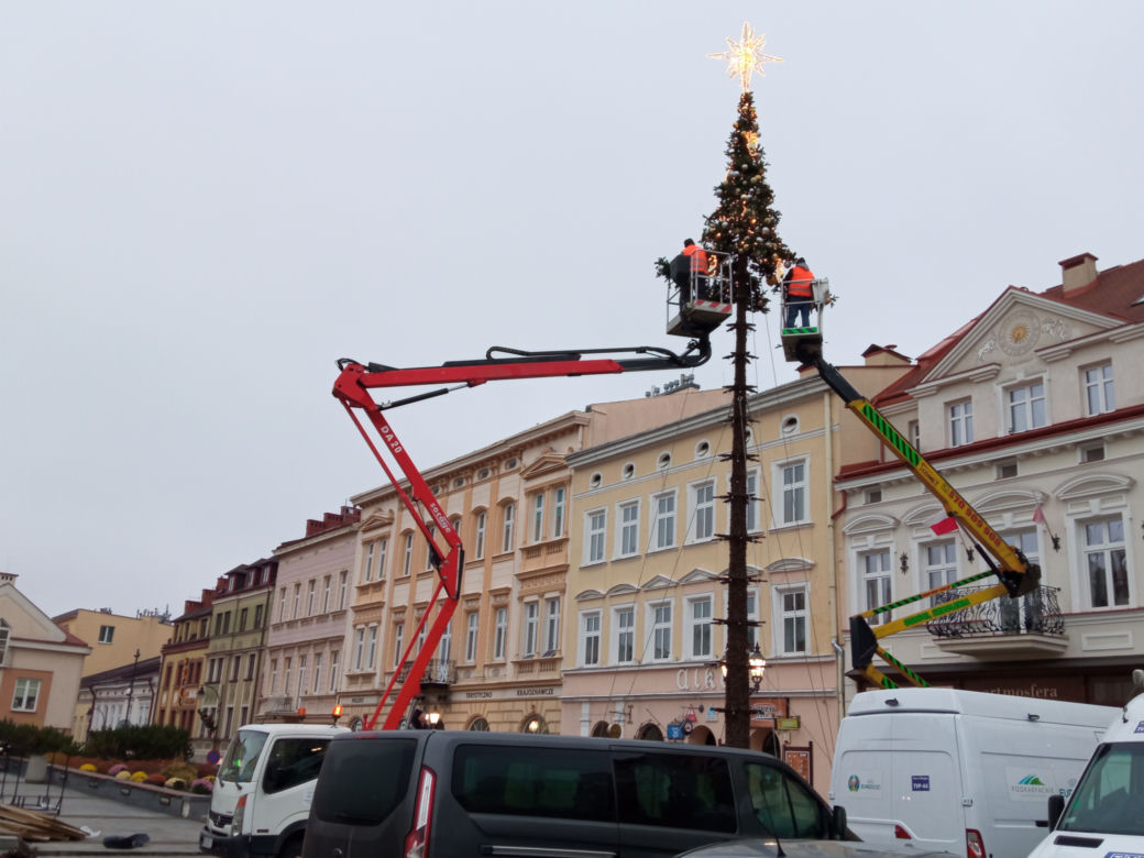 Trwa montaż świątecznej choinki na Rynku w Rzeszowie