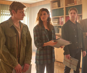 Wojna zastępcza odc. 5. Artur (Mateusz Więcławek), Zuza (Waleria Gorobets), Budyń (Piotr Witkowski) i Gutek (Karol Bernacki)