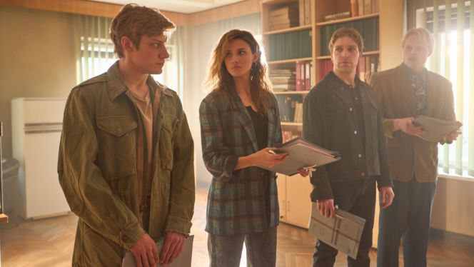 Wojna zastępcza odc. 5. Artur (Mateusz Więcławek), Zuza (Waleria Gorobets), Budyń (Piotr Witkowski) i Gutek (Karol Bernacki)