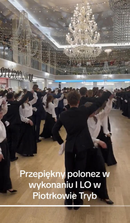 To nagranie ze studniówki zachwyca! Polonez  jak z innych czasów.  Białe bluzki, czarne spódnice