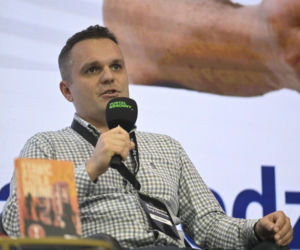 Warszawskie Targi Obronne. Scena Biała. Stawić czoła wojnie. Zostać czy wyjechać – Debata WYDAWNICTWA NAUKOWEGO PWN o bezpieczeństwie obywateli