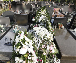 Morze kwiatów na grobie 34-letniej aktorki Barw szczęścia