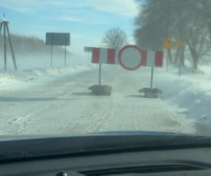 Zamieć śnieżna uwięziła kierowców w samochodach