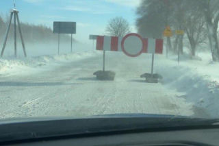 Zamieć śnieżna uwięziła kierowców w samochodach