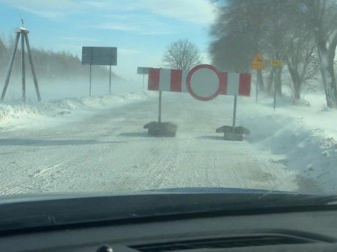 Zamieć śnieżna uwięziła kierowców w samochodach