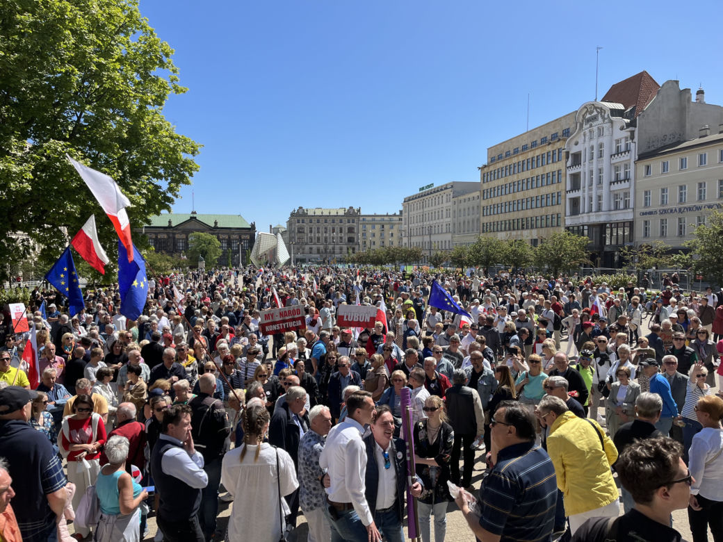 Toast za Wolność w Poznaniu. Tysiące ludzi na placu Wolności