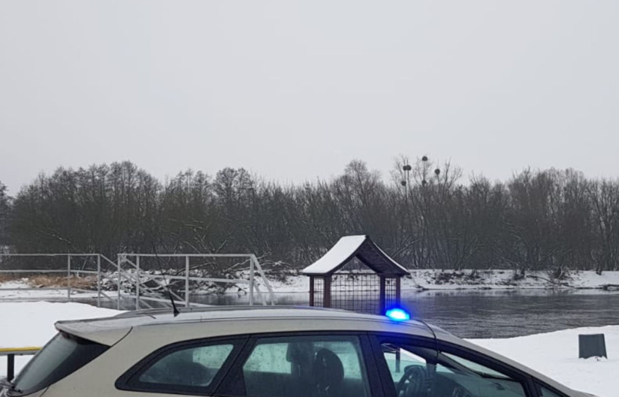 Ostrołęka. Wpadł do Narwi, skąd wyciągnęli go policjanci! Uratowała go "folia życia" [ZDJĘCIA]