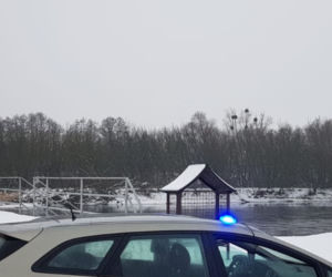 Ostrołęka. Wpadł do Narwi, skąd wyciągnęli go policjanci! Uratowała go folia życia [ZDJĘCIA]
