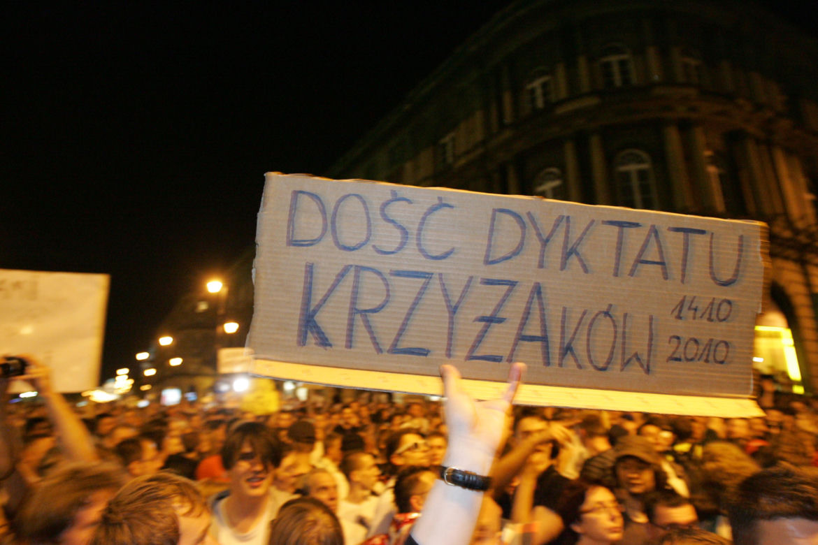 Demonstracja przeciwników pozostawania krzyża pod Pałacem
