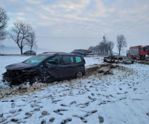 Wypadek w Nowej Wsi. Dwa auta rozbite, roztrzaskana kapliczka. Co się stało?