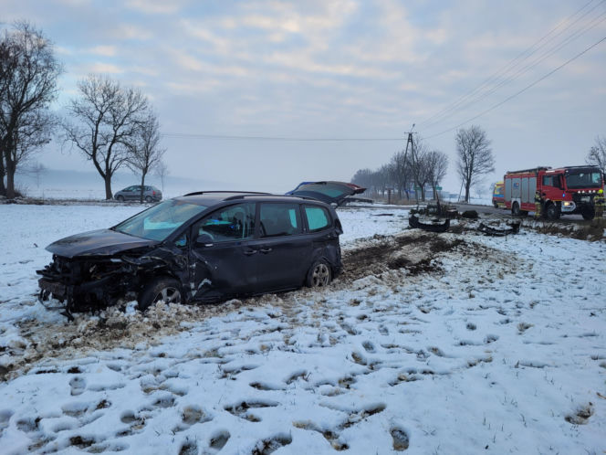 Wypadek w Nowej Wsi. Dwa auta rozbite, roztrzaskana kapliczka. Co się stało?