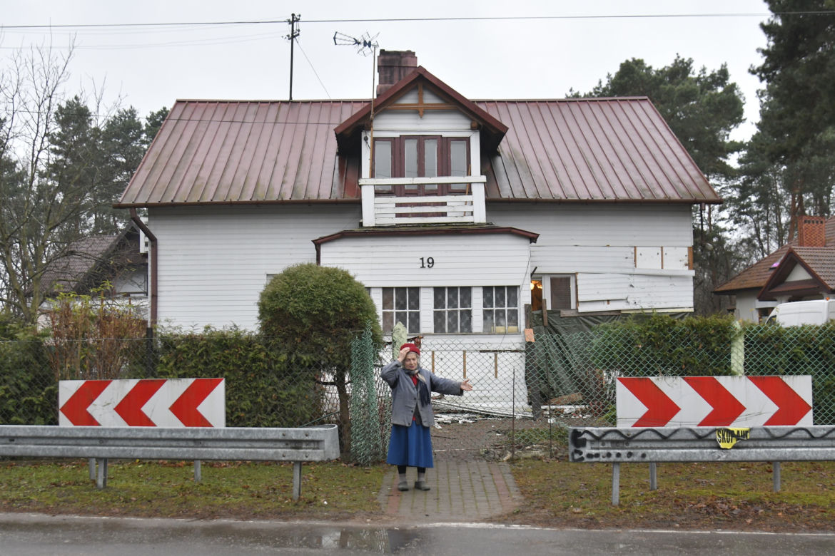 Samochód trafił idealnie miedzy barierki 