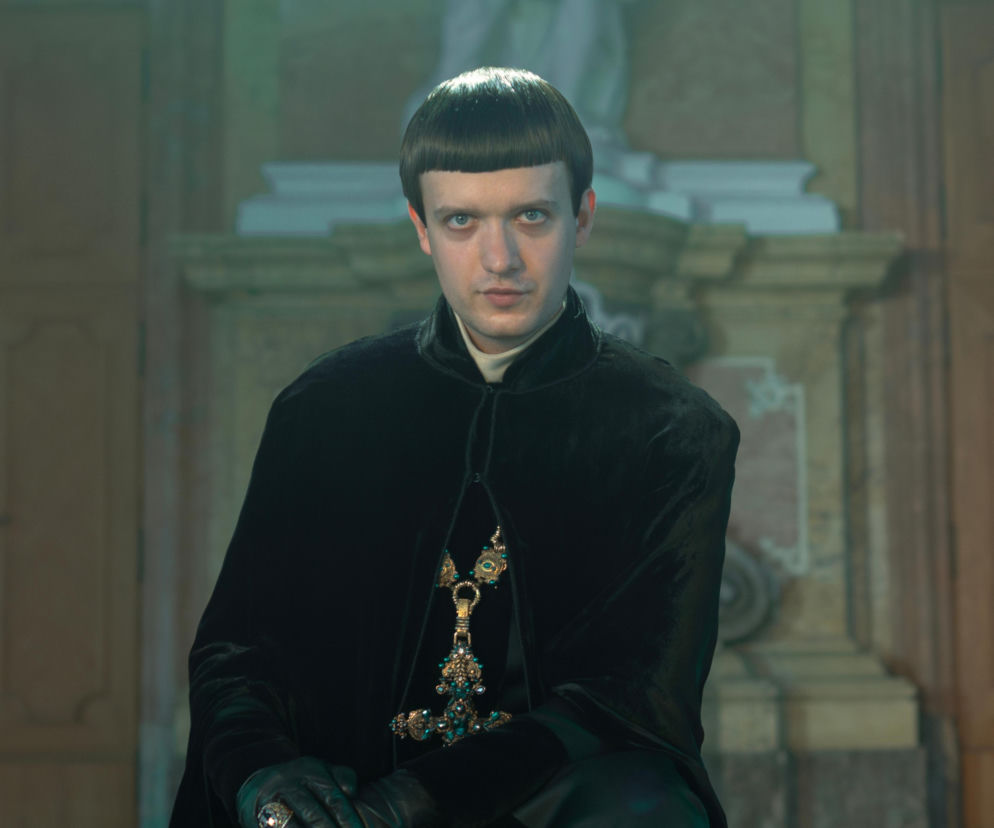 Aktor Michał Sikorski jako ksiądz Jakub z serialu 1670. O kulisach produkcji Netfliksa przeczytasz na SE.