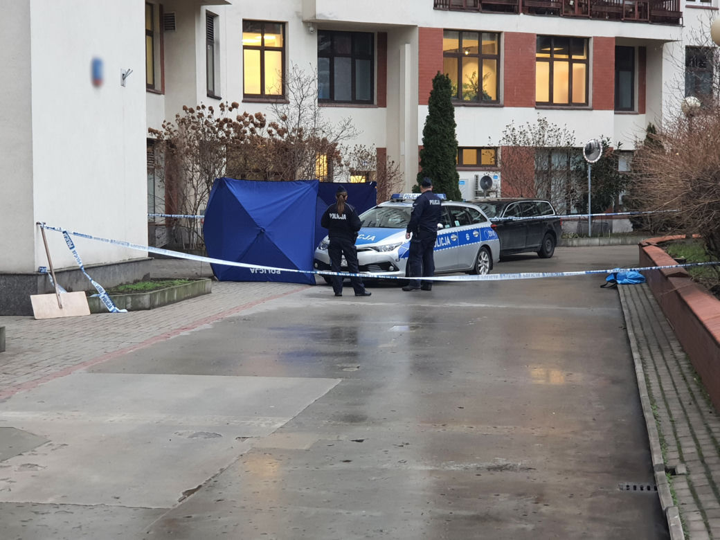 Kolejna makabra w Warszawie. Zwłoki mężczyzny na chodniku, co tam się stało?