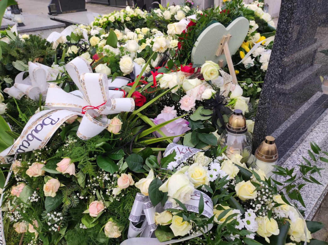 Grób 16-letniego Szymona utonął w kwiatach