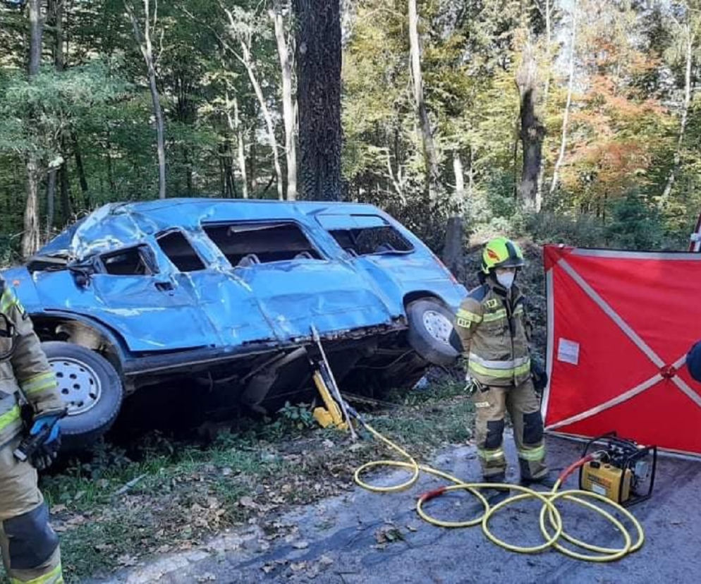Pod Bochnią ciągnik zderzył się z busem przewożącym niepełnosprawnych. Nie żyje jedna osoba