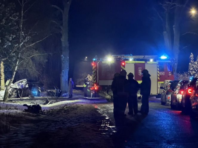 Uciekał seatem przed policją. Gonili go przez dwa powiaty. Zginął na drzewie