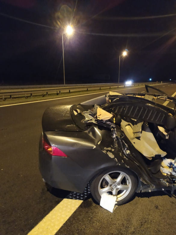 31-latek pędził do domu i zasnął za kierownicą. Doprowadził do potężnej kraksy