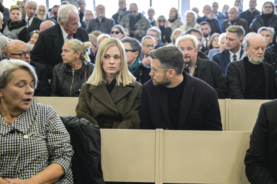 Pogrzeb Jerzego Urbana. Pożegnali go Kwaśniewski i Michnik. Kto jeszcze? 