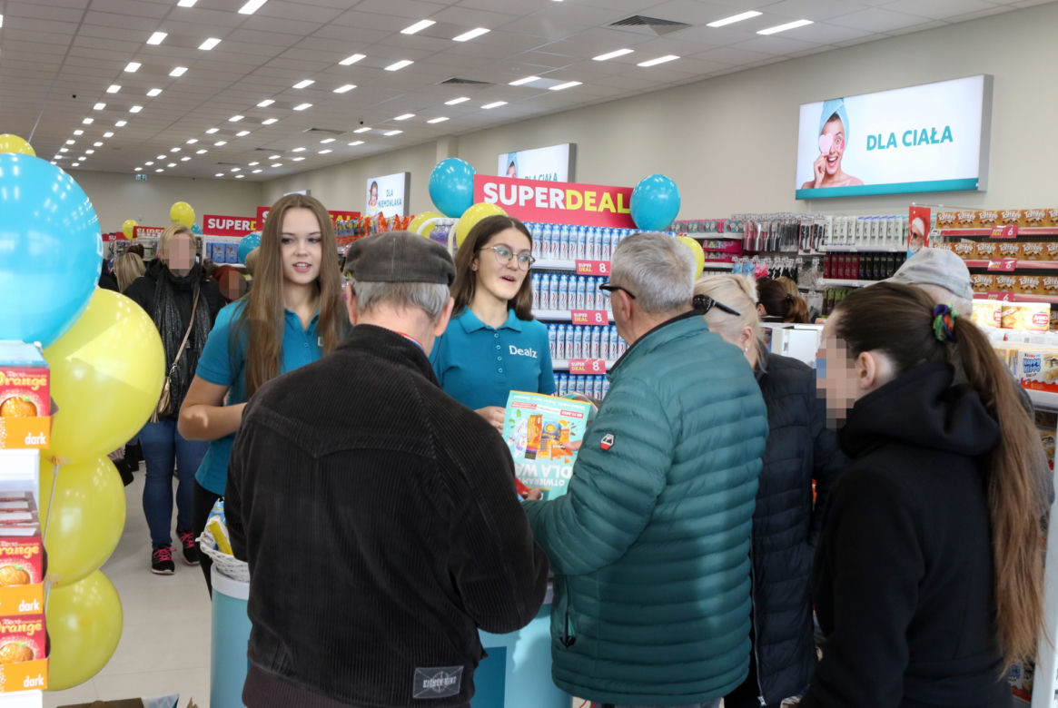 Otwarcie Centrum Handlowego Maxim w Legionowie. Tłum szturmował sklepy, klienci chcieli "wejść z drzwiami"