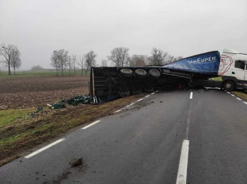 Wypadek ciężarówki z piwem. Setki litrów alkoholu rozlały się po DK 57