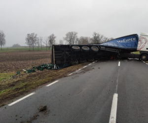 Wypadek ciężarówki z piwem. Setki litrów alkoholu rozlały się po DK 57